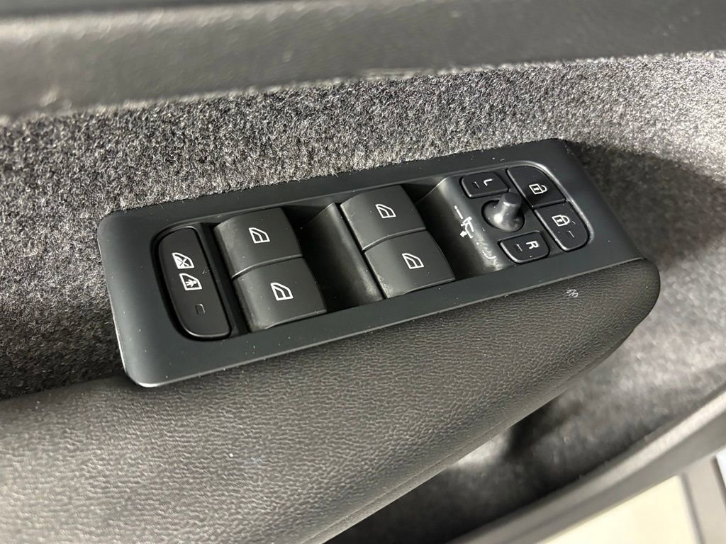 Used 2023 Volvo XC40 Recharge Core AWD/4WD image 16