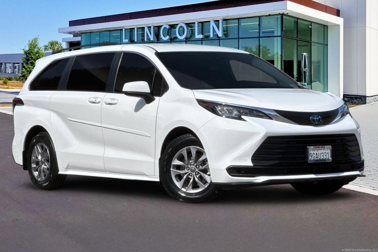 Used 2023 Toyota Sienna LE FWD image 2