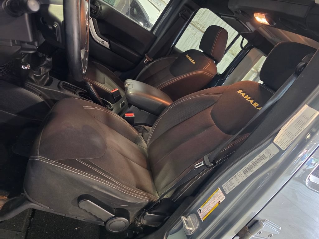 Used 2015 Jeep Wrangler Unlimited Sahara w/ Connectivity Group AWD/4WD image 6