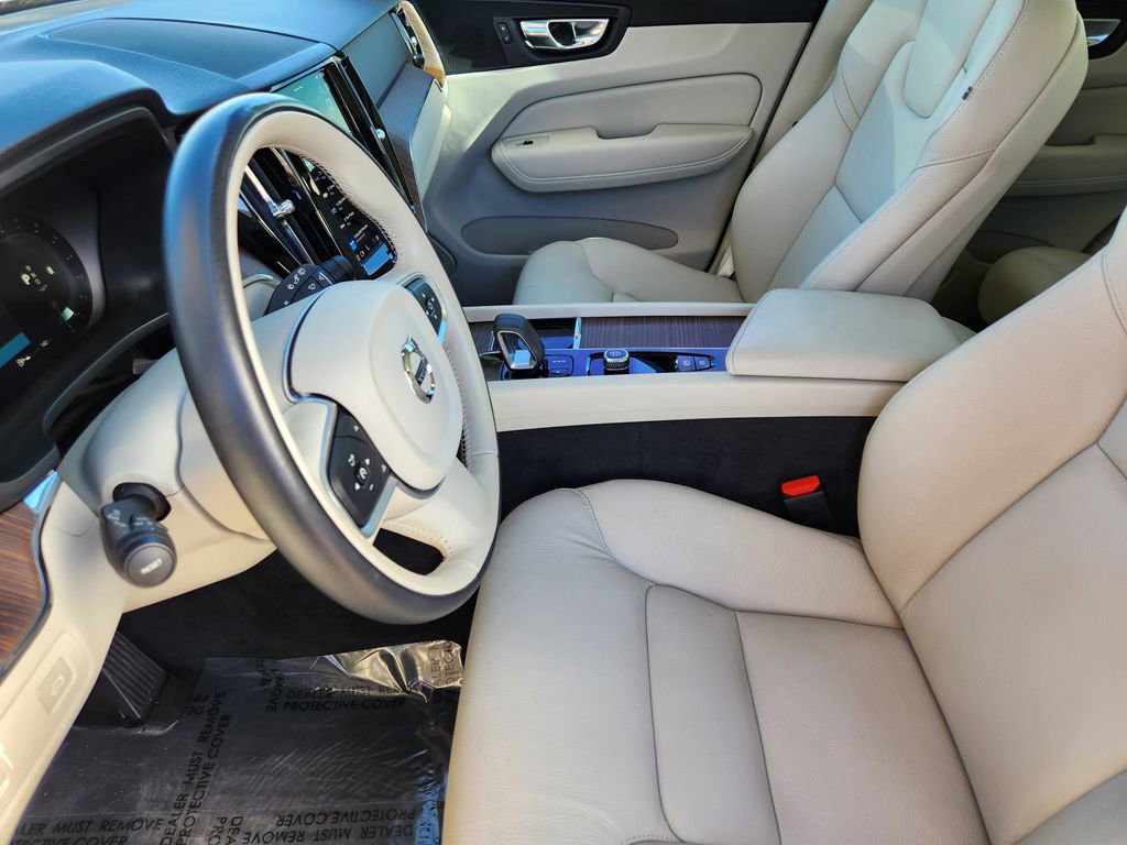 Used 2022 Volvo XC60 B5 Momentum image 3