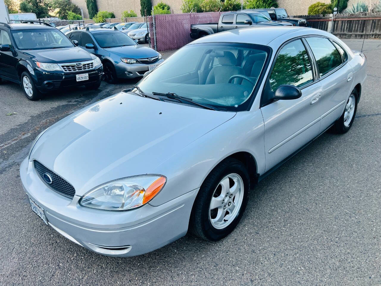 Used 2007 Ford Taurus SE FWD image 1