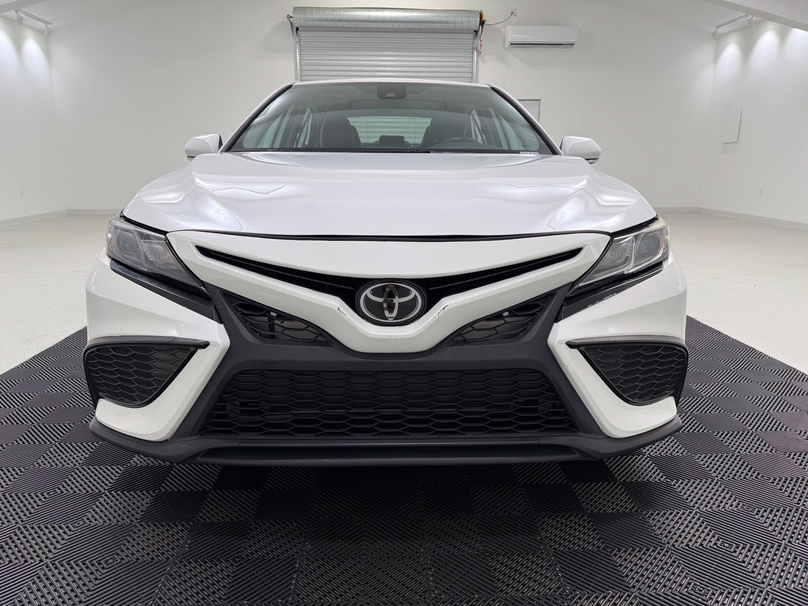 Used 2023 Toyota Camry SE FWD image 2