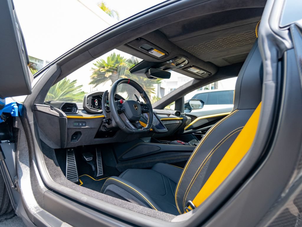 Used 2025 Lamborghini Revuelto AWD/4WD image 17