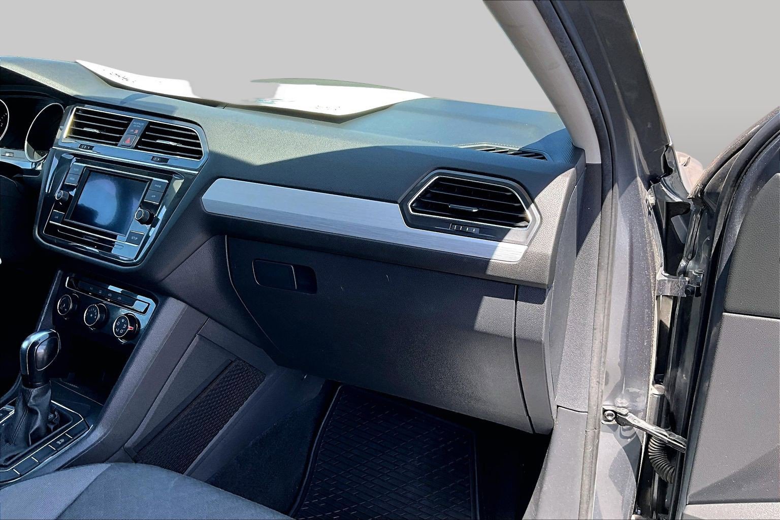 Used 2019 Volkswagen Tiguan S FWD image 10