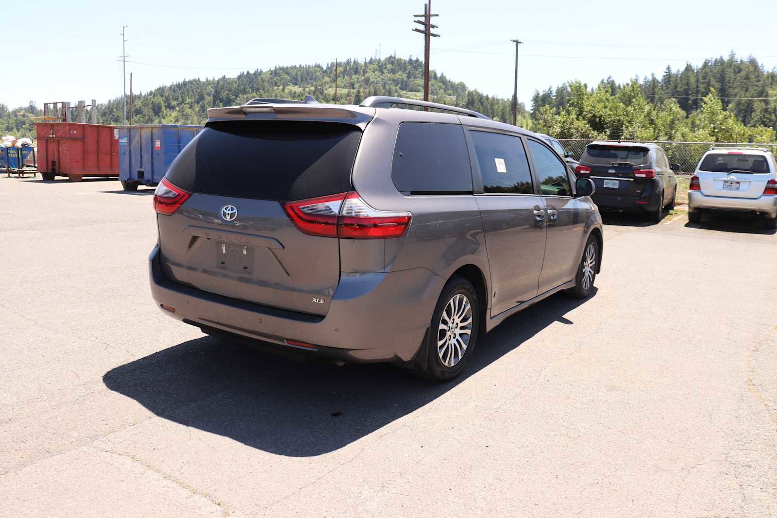 Used 2020 Toyota Sienna XLE Premium w/ Carpet Mat Package FWD image 5