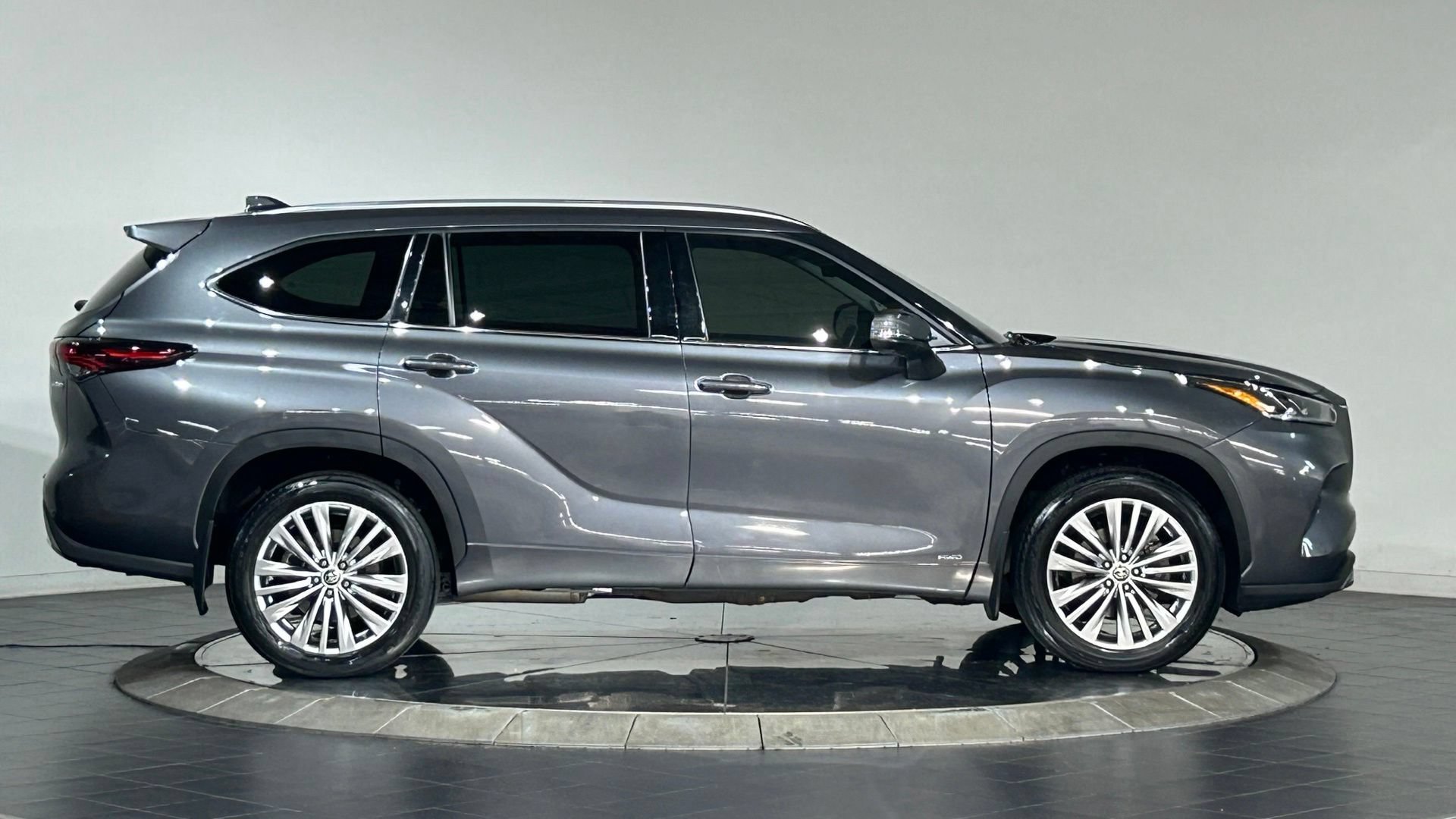 Used 2024 Toyota Highlander Platinum AWD/4WD image 11