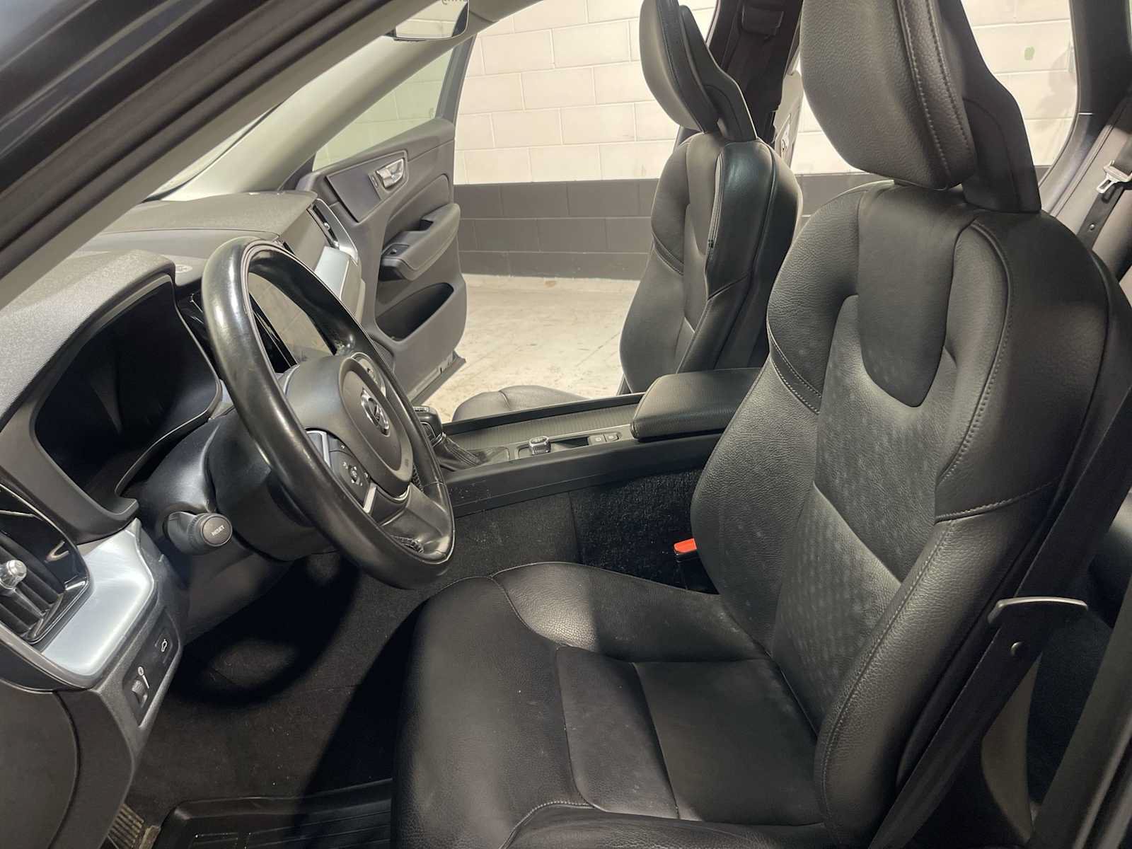 Used 2018 Volvo XC60 T5 Momentum w/ Vision Package AWD/4WD image 11