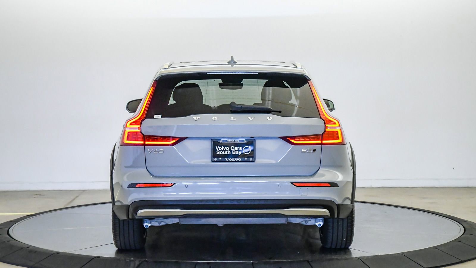 Certified 2025 Volvo V60 B5 Cross Country Plus AWD/4WD image 3