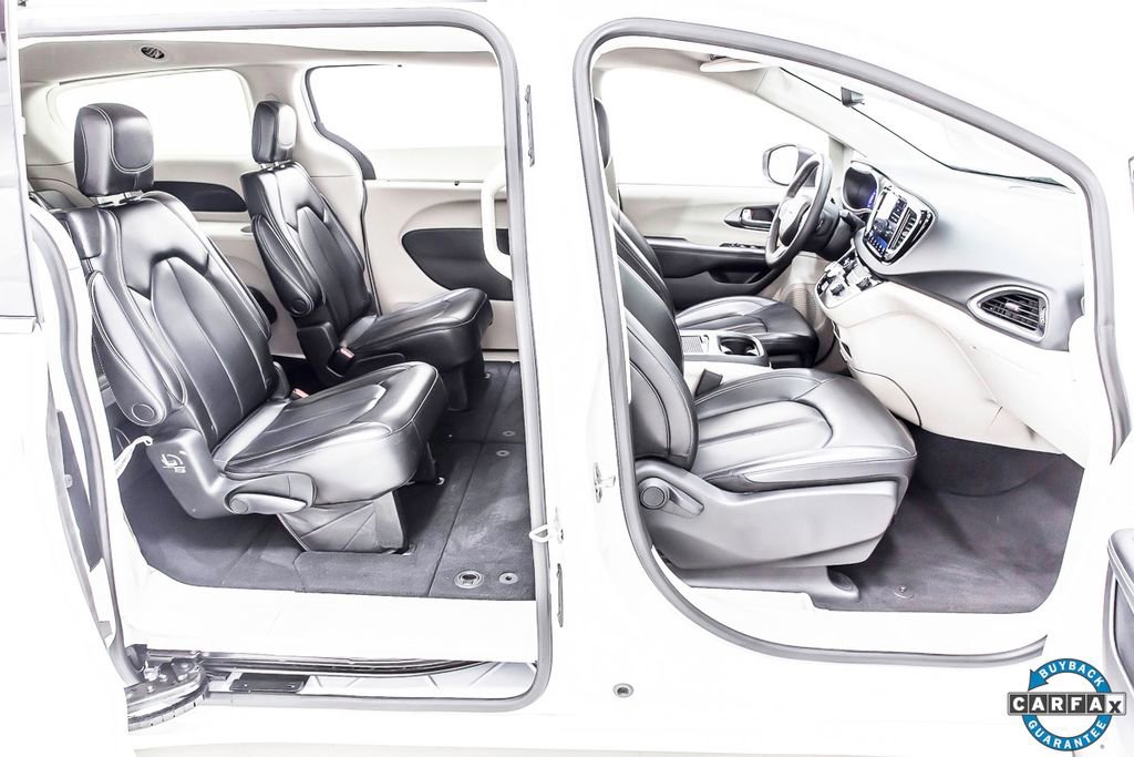 Used 2023 Chrysler Pacifica Touring-L image 28