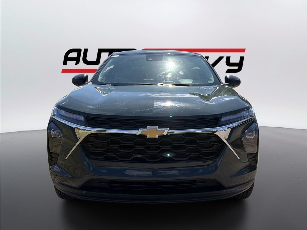 Used 2025 Chevrolet Trax LS FWD image 2