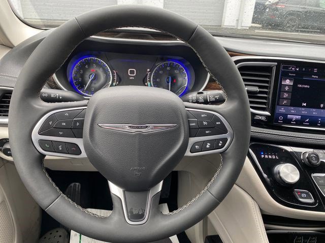 Certified 2024 Chrysler Pacifica Limited FWD image 18