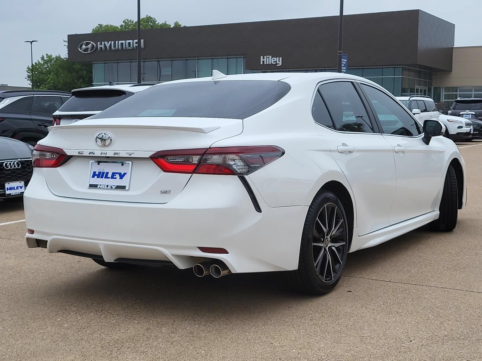 Used 2024 Toyota Camry SE FWD image 4
