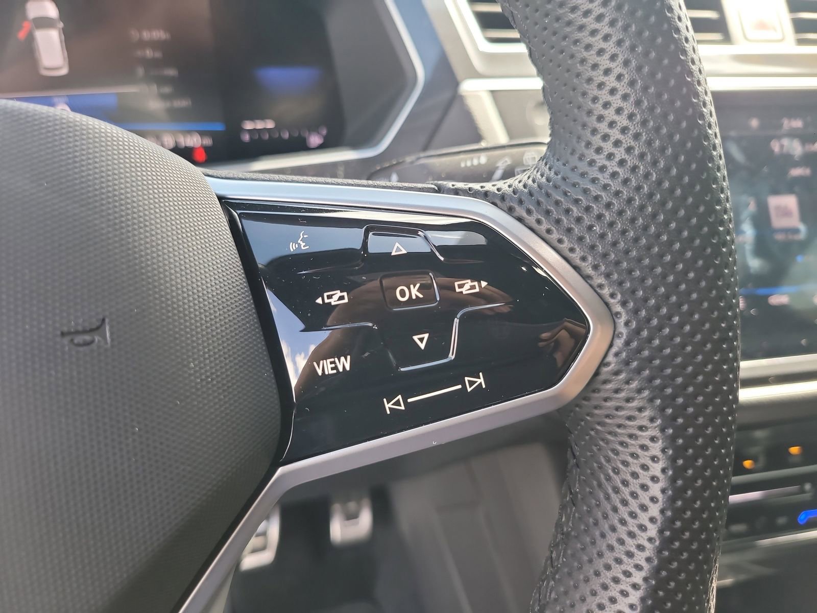 Used 2024 Volkswagen Tiguan SE R-Line image 29