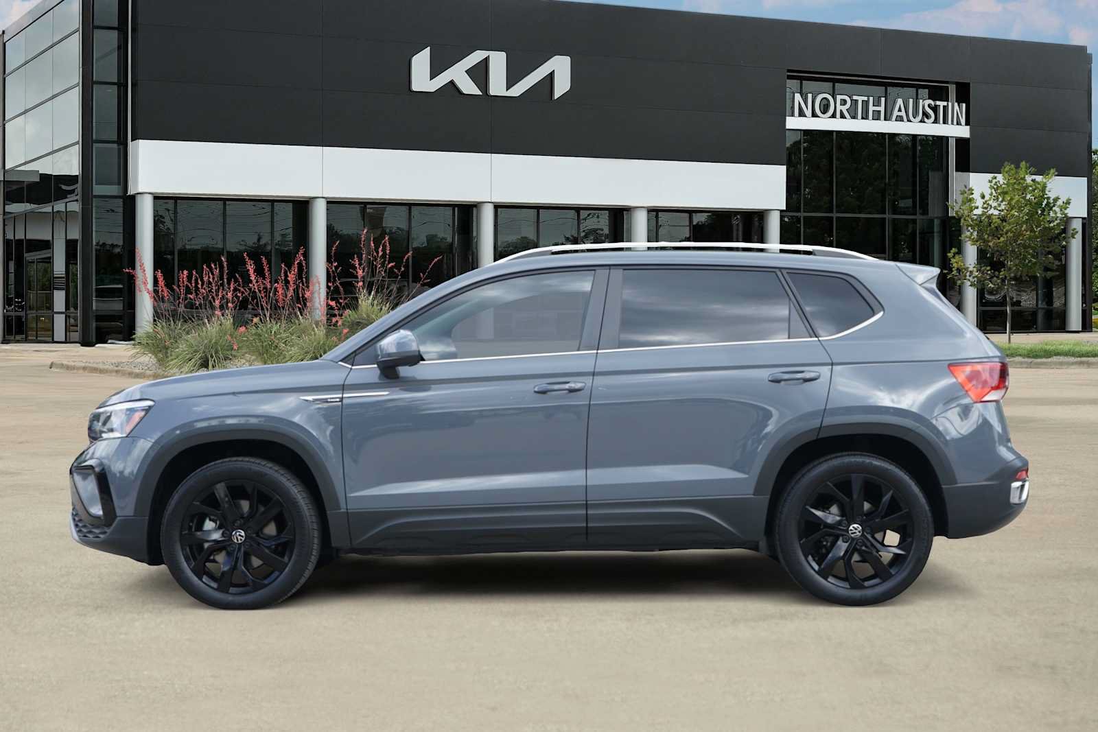 Used 2022 Volkswagen Taos SE FWD image 3