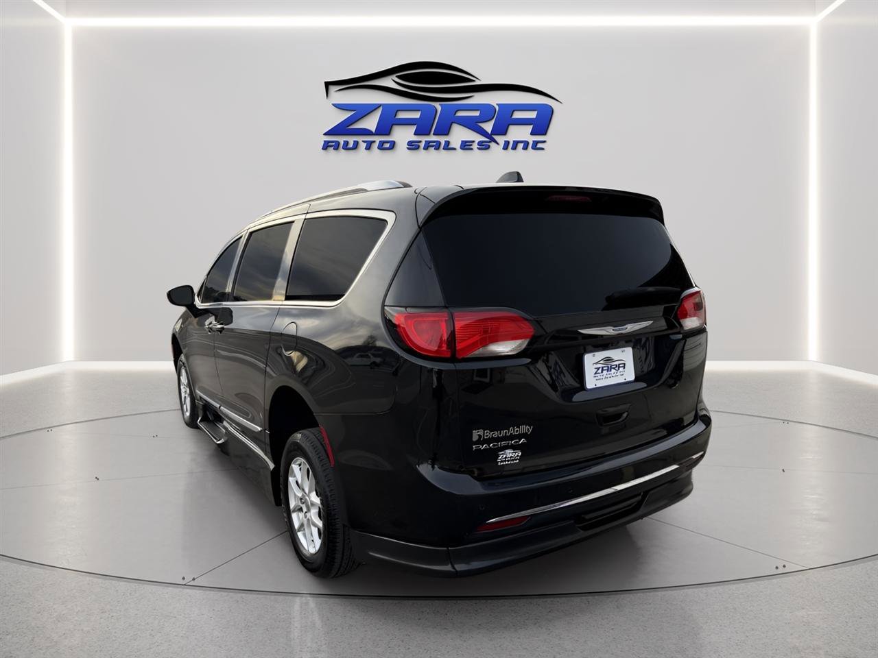Used 2020 Chrysler Pacifica Touring-L FWD image 4