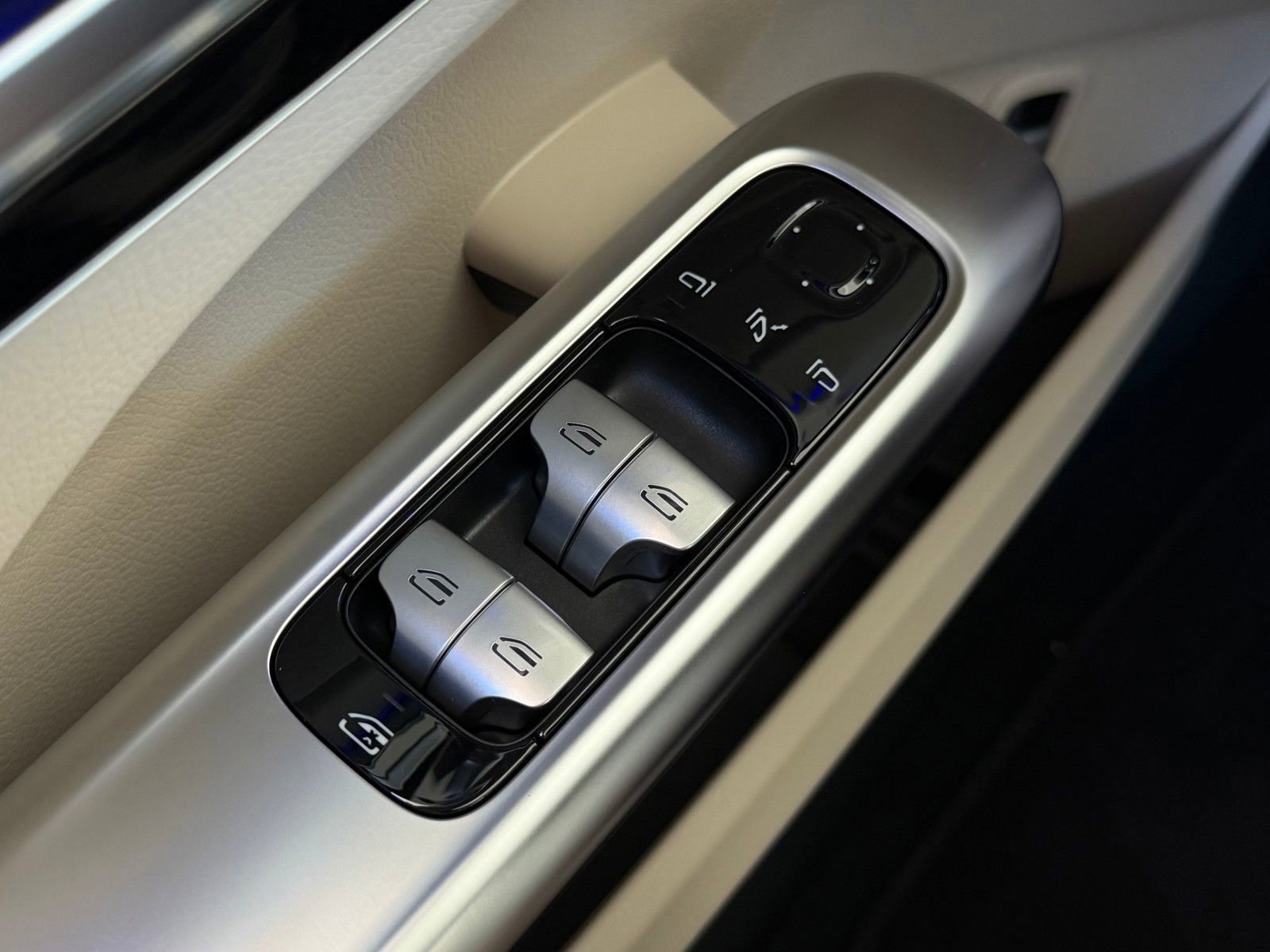 Certified 2025 Mercedes-Benz C 300 4MATIC Sedan image 23