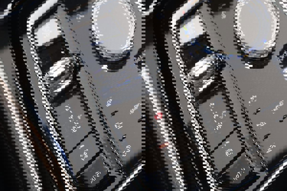 Used 2023 BMW 740i w/ Parking Assistance Package image 7