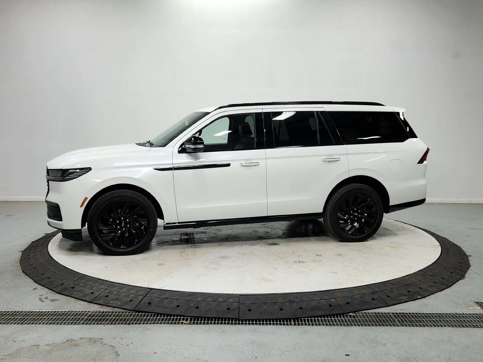 Used 2026 Lincoln Navigator Reserve w/ Jet Appearance Package AWD/4WD image 5