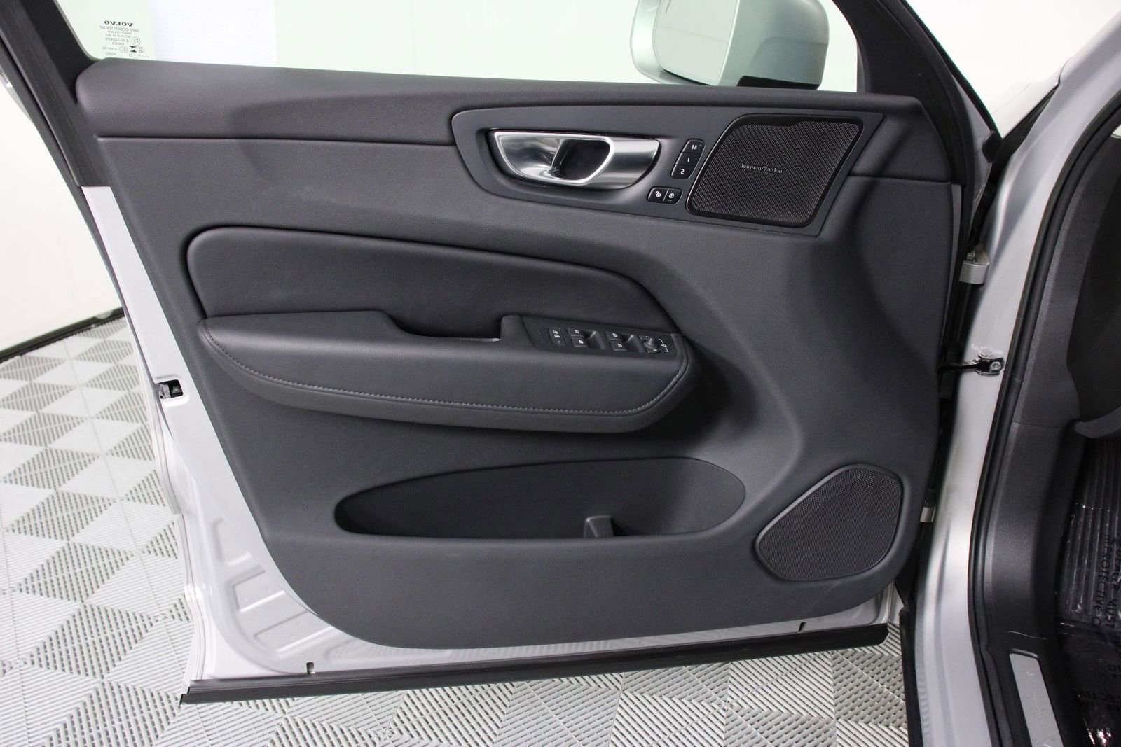 Certified 2023 Volvo XC60 T8 Plus AWD/4WD image 17