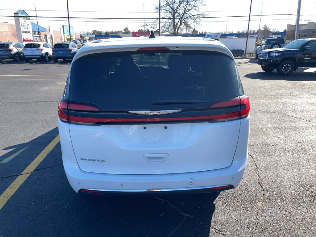 Used 2023 Chrysler Pacifica Touring image 6
