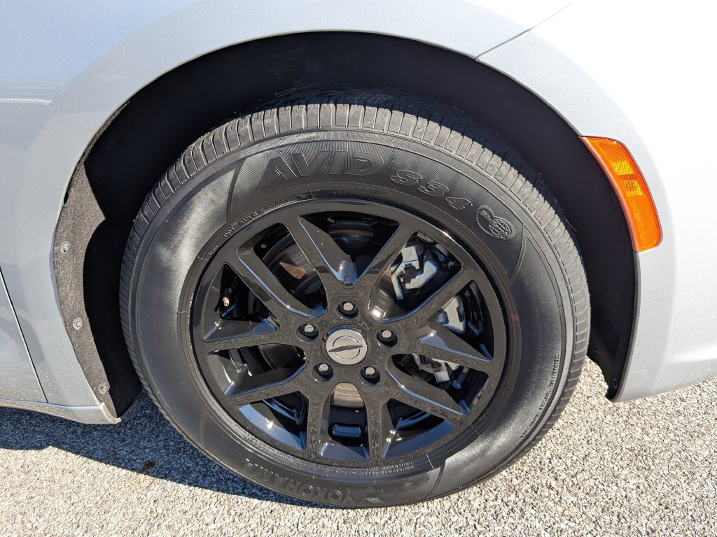 Used 2024 Chrysler Pacifica Touring-L FWD image 16