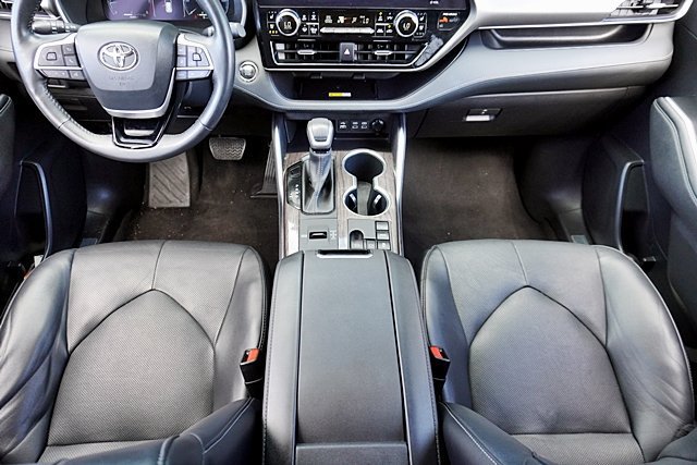 Used 2023 Toyota Highlander Limited FWD image 32