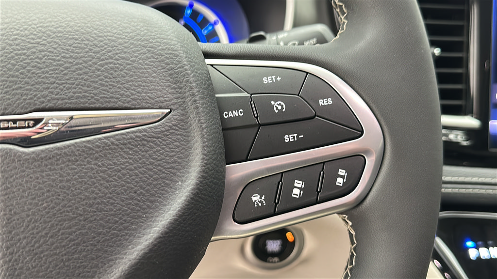 Used 2023 Chrysler Pacifica Touring-L FWD image 17
