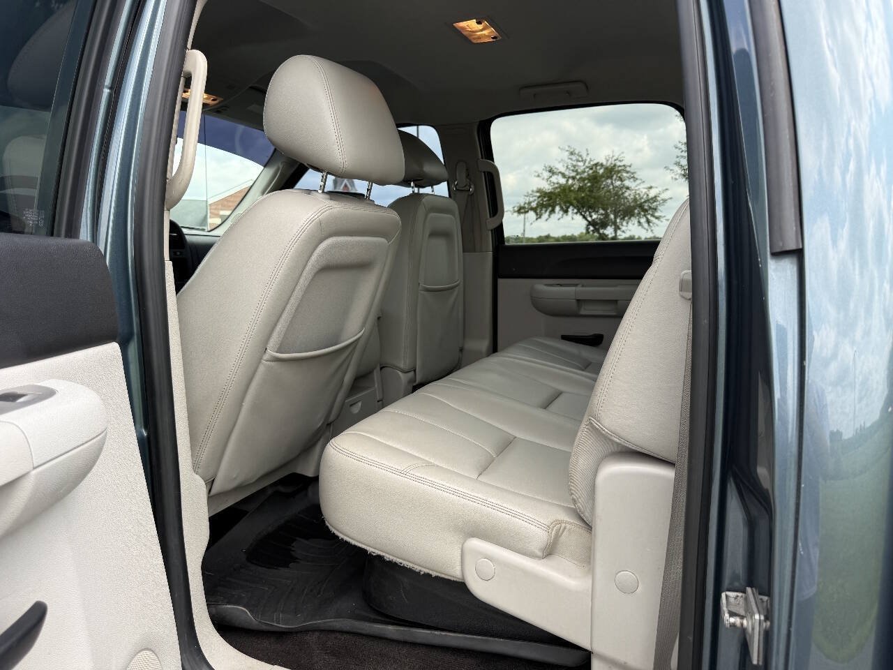 Used 2011 Chevrolet Silverado 2500 LT w/ Interior Plus Package AWD/4WD image 12