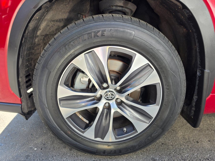 Used 2021 Toyota Highlander XLE AWD/4WD image 8