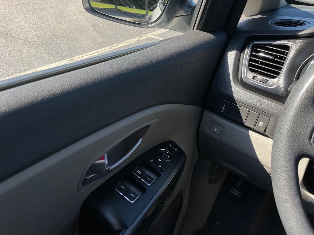 Used 2017 Kia Sedona LX FWD image 21