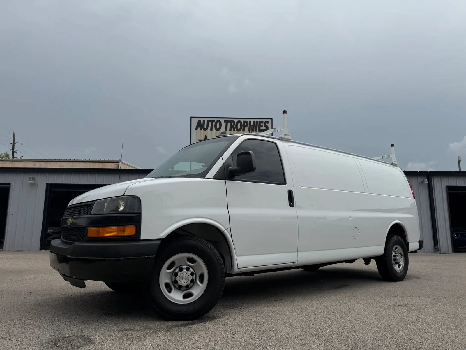 Used 2022 Chevrolet Express 3500 Extended w/ Driver Convenience Package RWD image 26