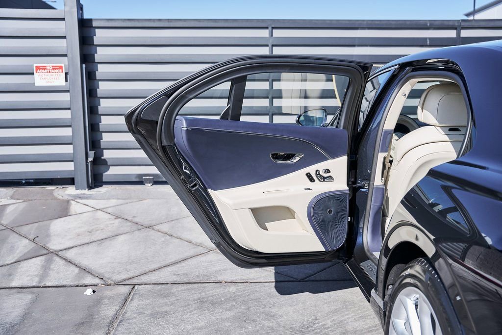 Used 2024 Bentley Flying Spur V8 image 25