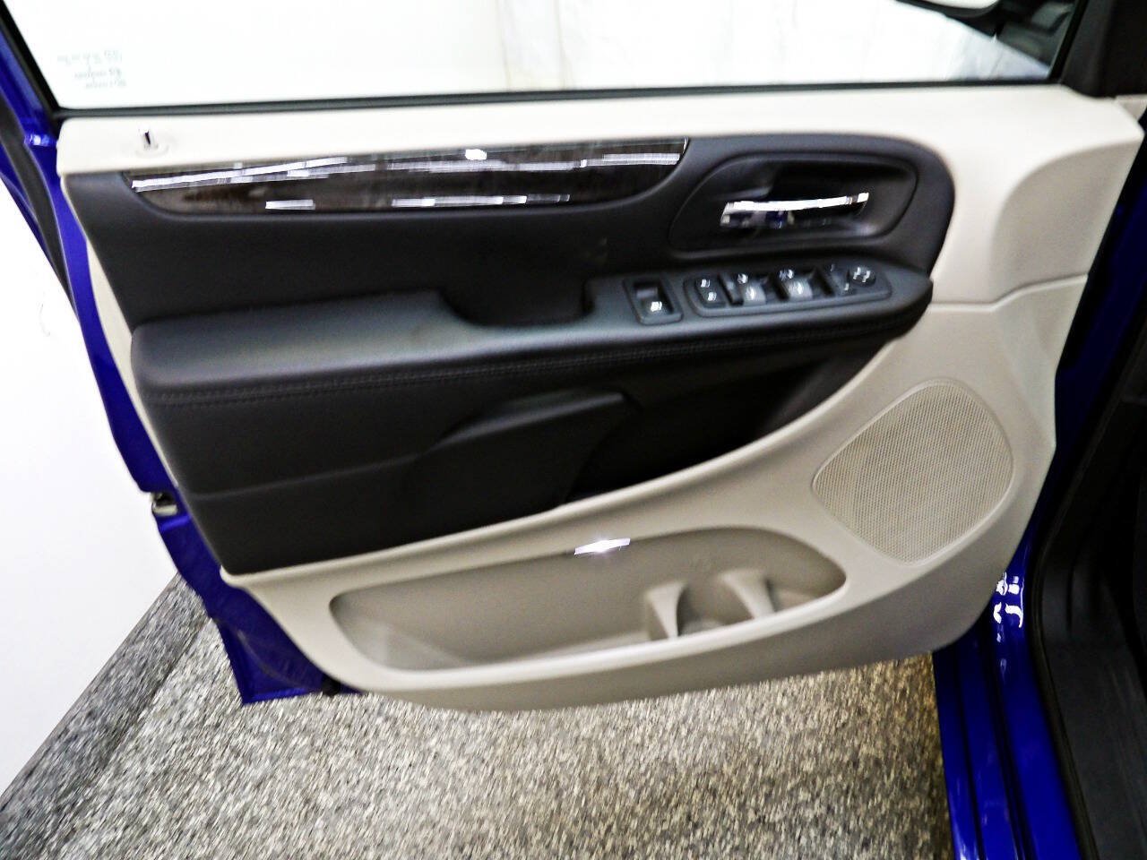 Used 2018 Dodge Grand Caravan SE w/ UConnect Hands-Free Group FWD image 7