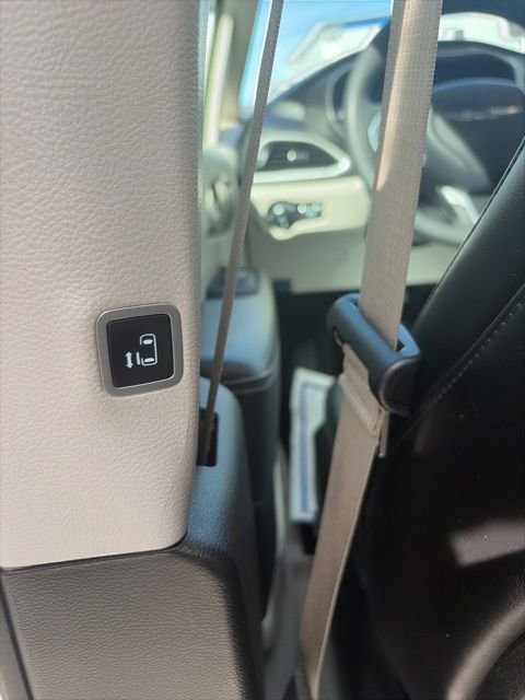 Used 2024 Chrysler Pacifica Touring-L image 29