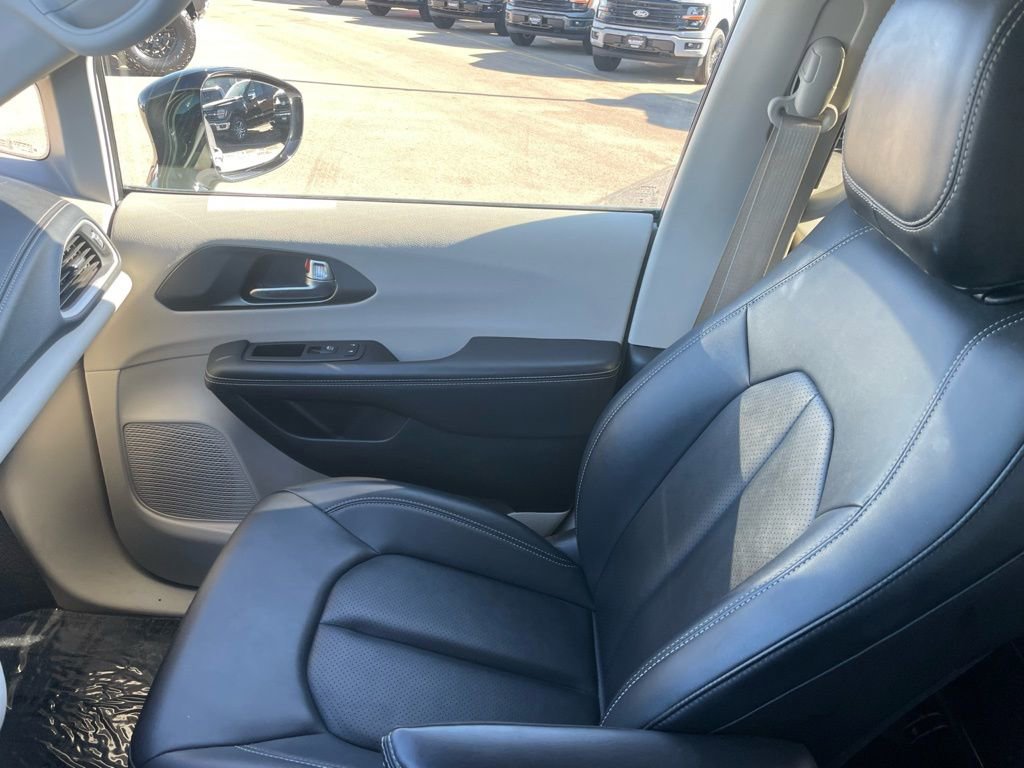 Used 2024 Chrysler Pacifica Select image 22
