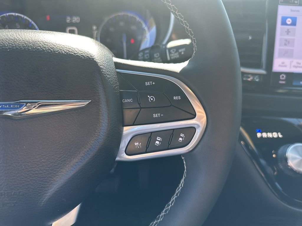 Used 2025 Chrysler Pacifica Select image 11