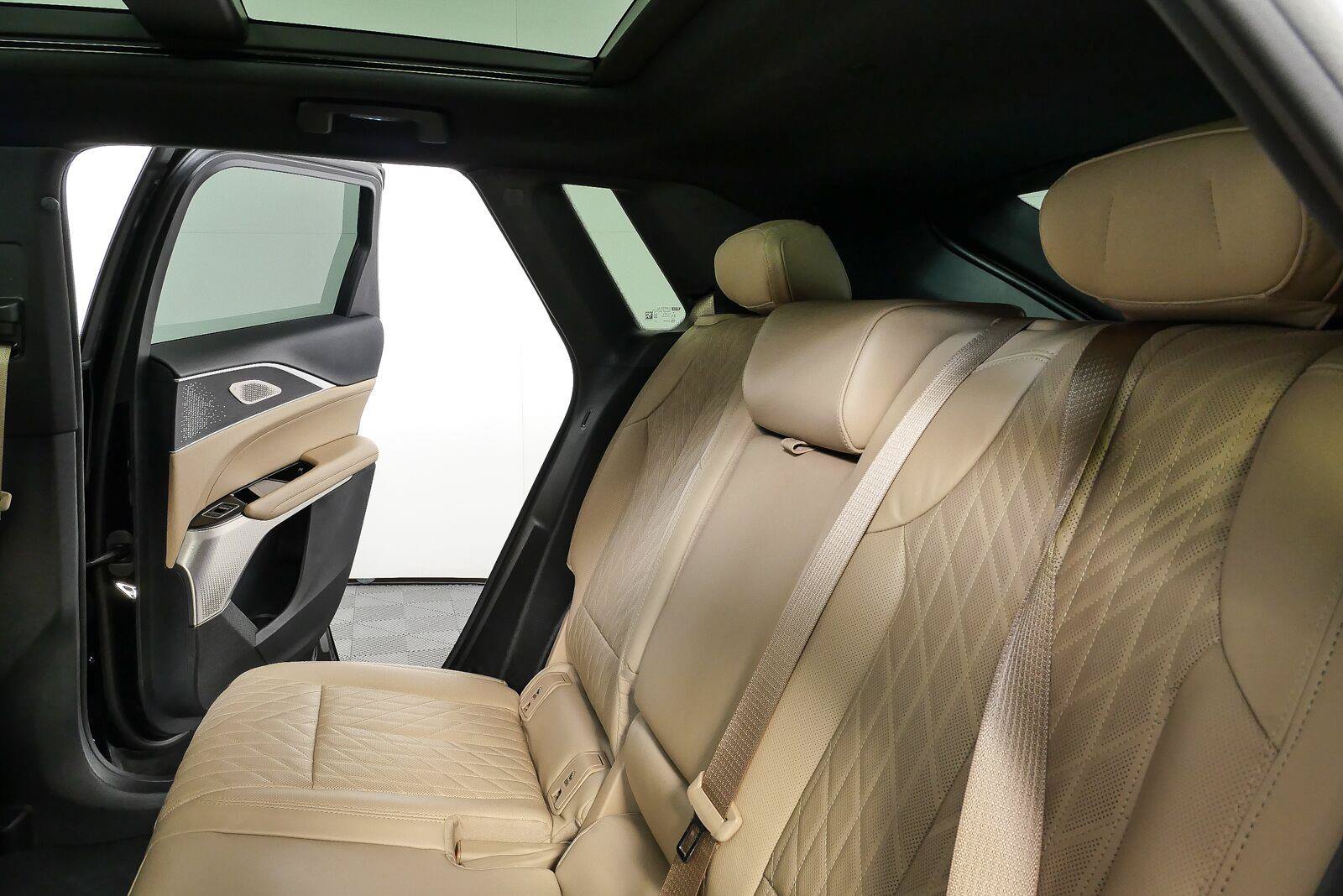 Used 2024 Cadillac Lyriq Luxury w/ Nappa Leather Package AWD/4WD image 18
