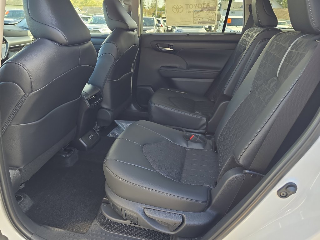 New 2025 Toyota Highlander XLE image 19