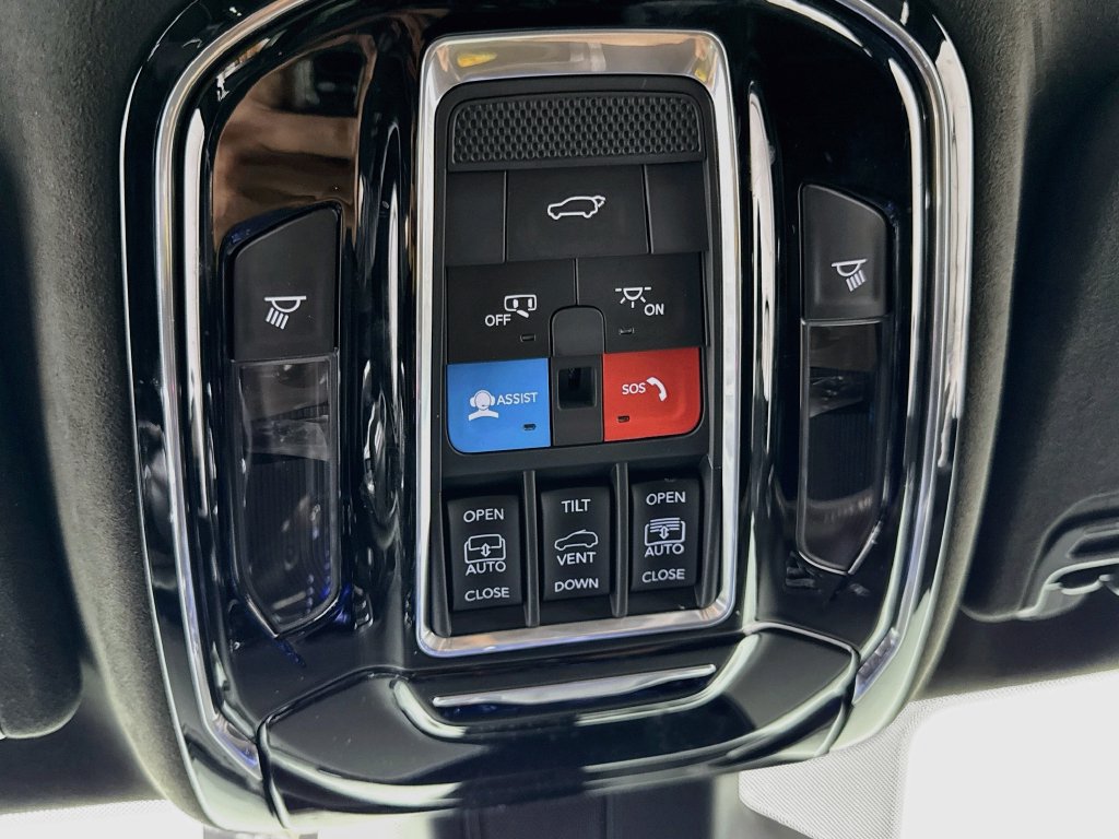 Used 2023 Jeep Grand Wagoneer L Series II AWD/4WD image 16