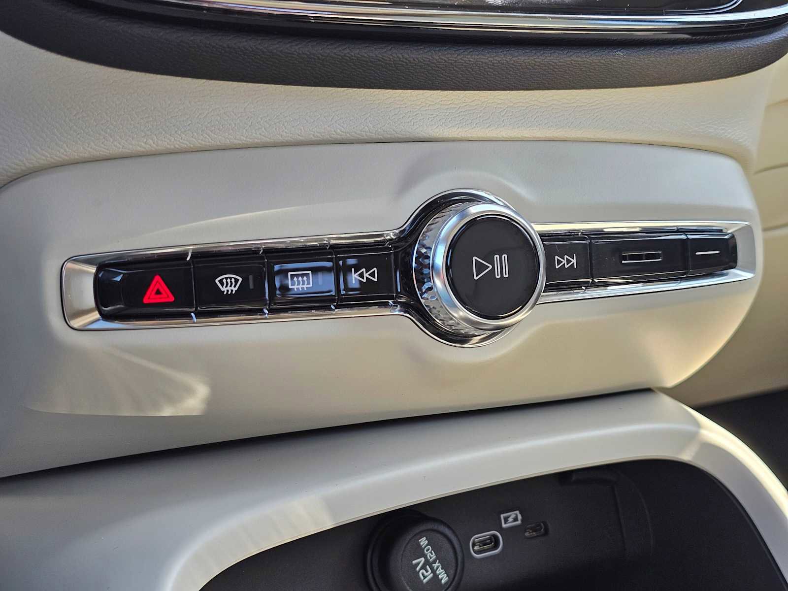 New 2025 Volvo XC40 B5 Plus w/ Protection Package Premier image 24