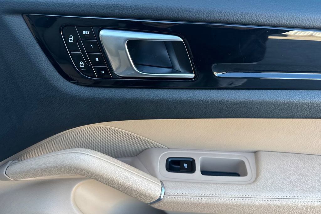 Used 2021 Porsche Cayenne Coupe image 21