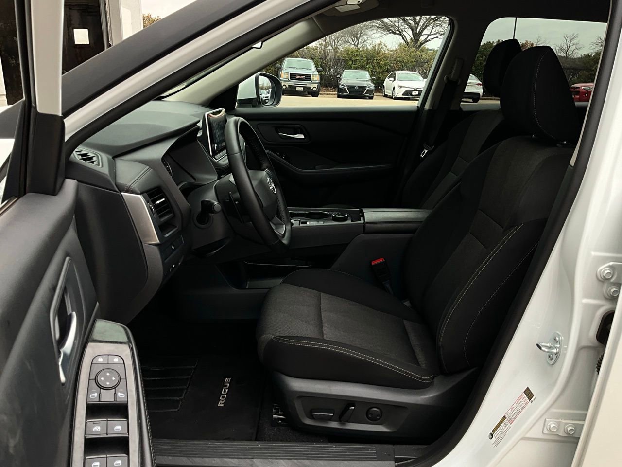 Used 2025 Nissan Rogue SV image 10