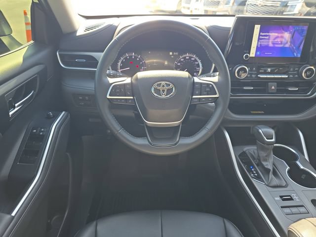 Used 2024 Toyota Highlander XLE AWD/4WD image 13