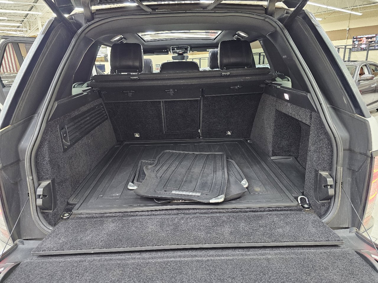 Used 2017 Land Rover Range Rover HSE image 13