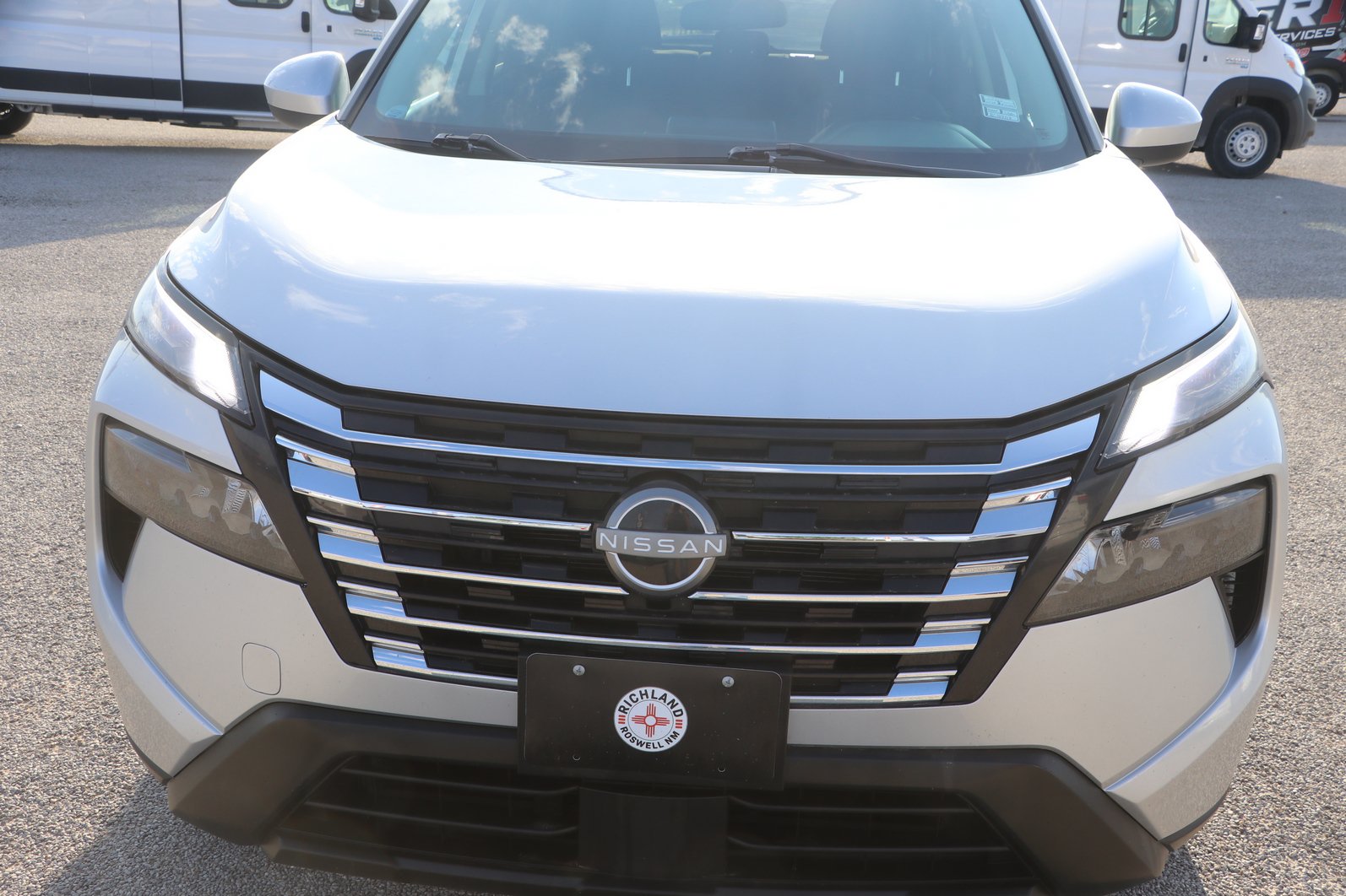 Used 2024 Nissan Rogue SV AWD/4WD image 2