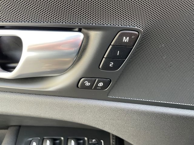 Used 2025 Volvo XC60 B5 Plus image 28