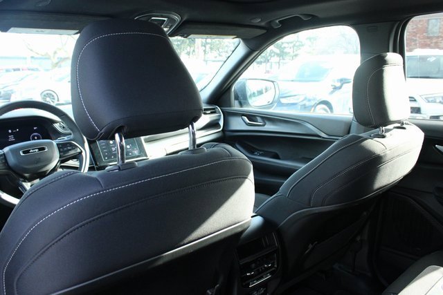 Used 2024 Jeep Grand Cherokee Laredo image 34