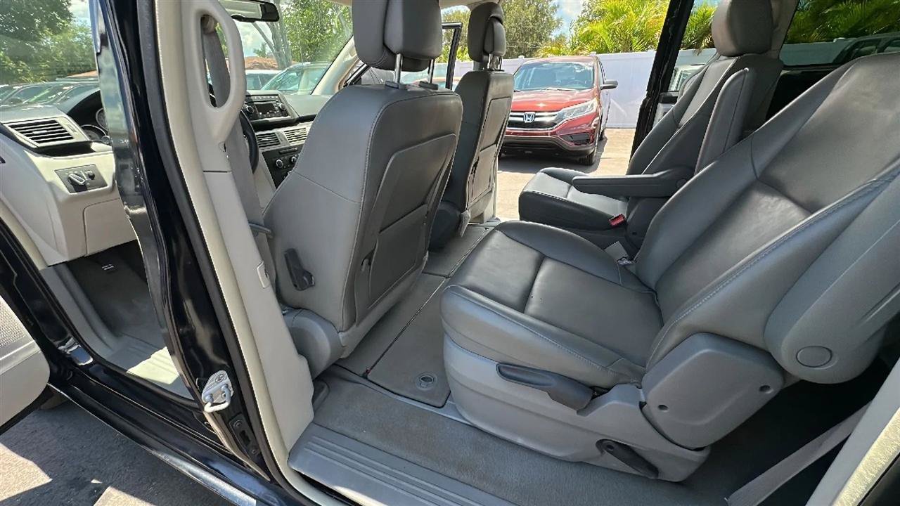 Used 2010 Volkswagen Routan SE FWD image 24