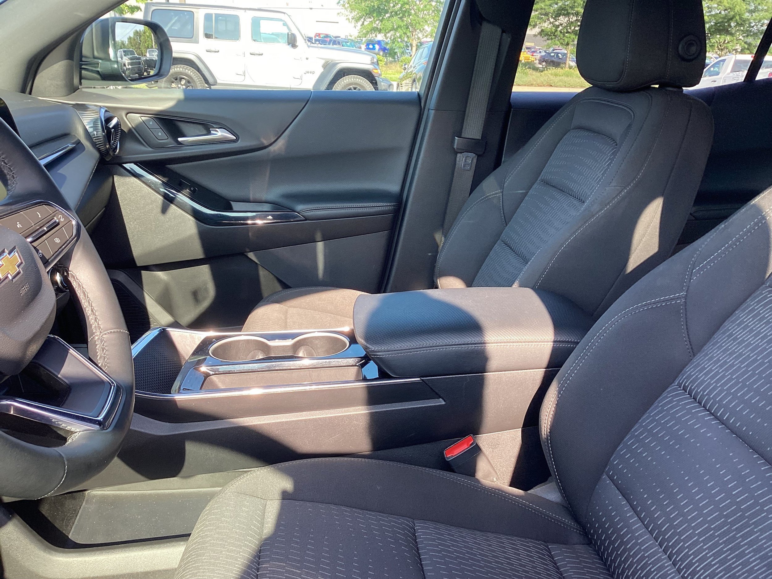 Used 2025 Chevrolet Equinox LT AWD/4WD image 12