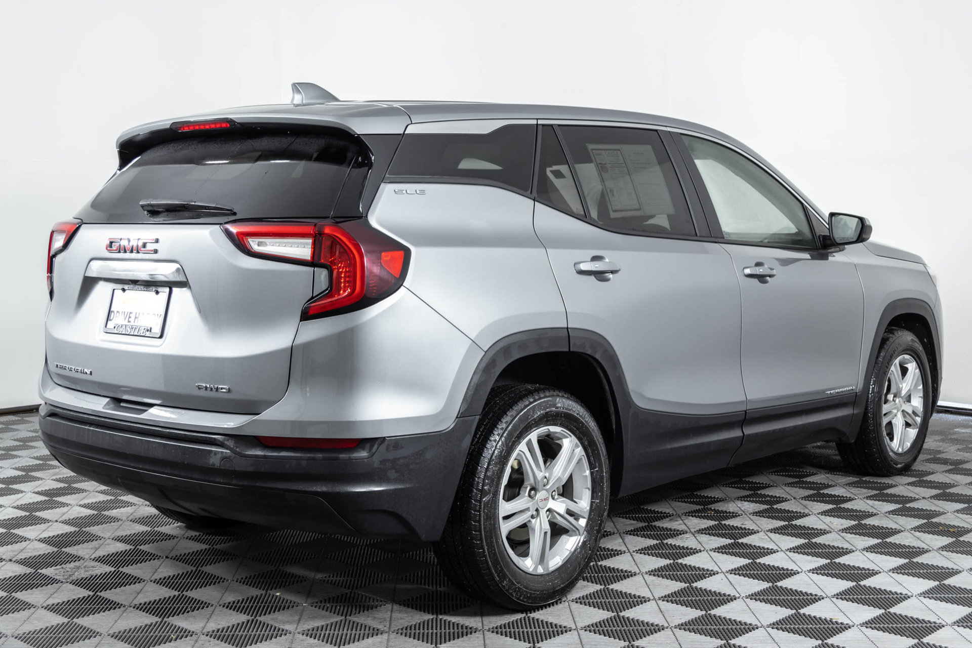 Used 2024 GMC Terrain SLE AWD/4WD image 16